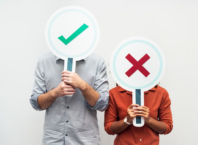 people-holding-yes-no-signs (1)